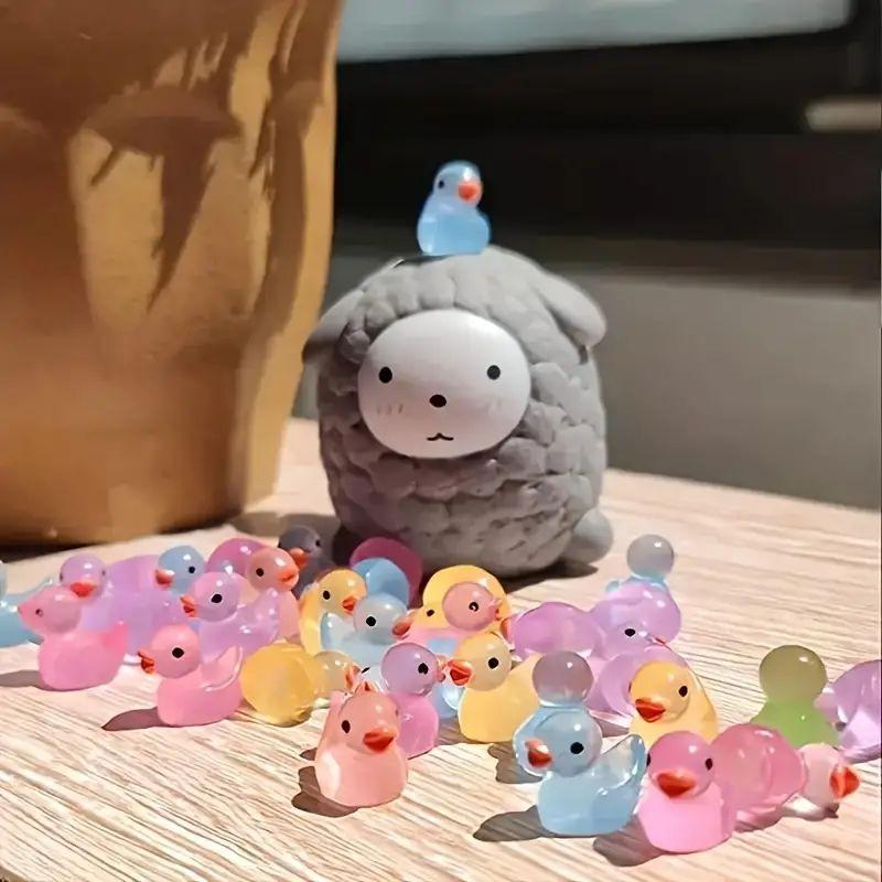 Cute Duck Design Ornament, Random Color Glow in The Dark Mini Desktop Decoration, Home Decor for Living Room Bedroom Dining Room