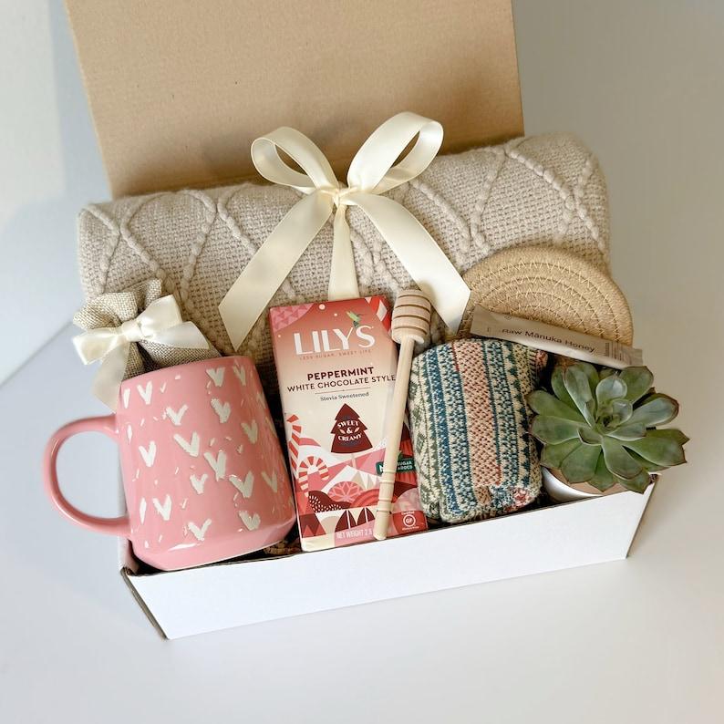 [CUSTOM IN DESCRIPTION] Christmas gift box, Hygge gift box for her, Care package for her, Gift baskets for women, Birthday Gift box with blanket, Gift box for women