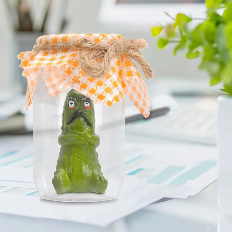 Grumpy Pickle in A Jar Sculpture,Decoration Gift for Pickle Lovers,Miniature Glass Screaming Pickle in a Bottle,Handmade Cute Emotional Support Pickle in a Jar Sculpture Gift